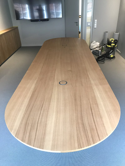 XXL Konferenztisch mit Kabeltank und Wandverkleidung Eiche